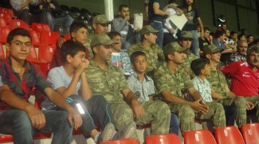 Jandarma&rsquo;dan K&ouml;y &Ccedil;ocuklarına S&uuml;per Lig Ziyafeti