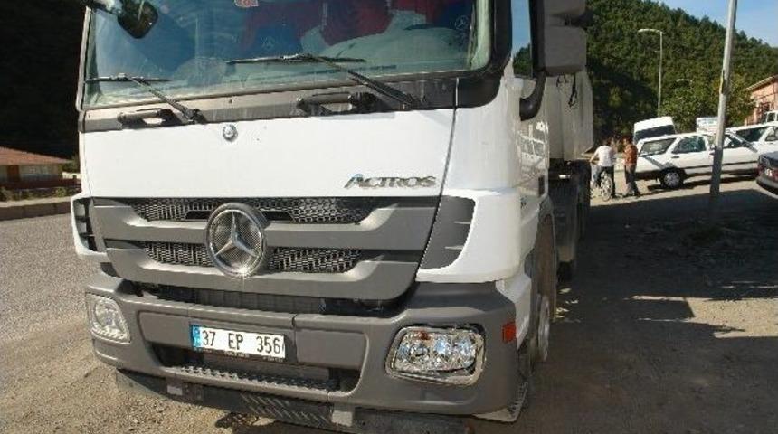 Motosiklet İle Tır &Ccedil;arpıştı: 1 Yaralı