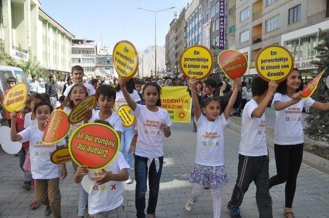 Hakkari’de ‘anadil’ Yürüyüşü