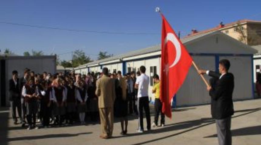 Van'da Bazı &Ouml;ğrenciler Konteynerde Ders Başı Yaptı