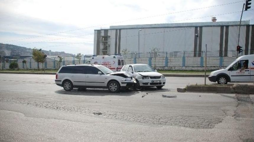 Ereğli&rsquo;de İki Ara&ccedil; Kafa Kafaya &Ccedil;arpıştı: 2 Yaralı