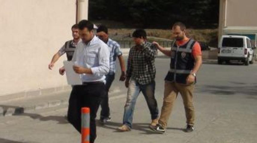 Toprağa G&ouml;md&uuml;kleri Uyuşturucuyu &Ccedil;ıkarırken Su&ccedil;&uuml;st&uuml; Yakalandılar