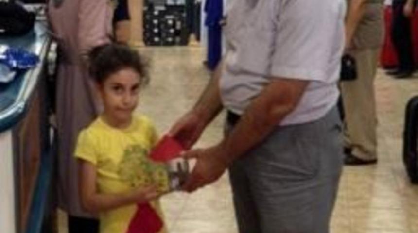 7 Yaşındaki &Ccedil;ocuk, Topladığı Har&ccedil;lıklarla Suriyeli &Ccedil;ocuklara Yardım Etti