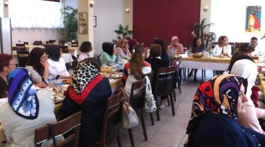 Ak Kadınlar Stk'ların Kadın Temsilcileriyle Bir Araya Geldi