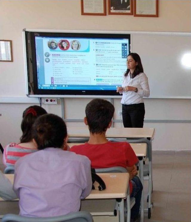 Simav&rsquo;da &Uuml;&ccedil; Okulda Akıllı Tahta Sevinci 1