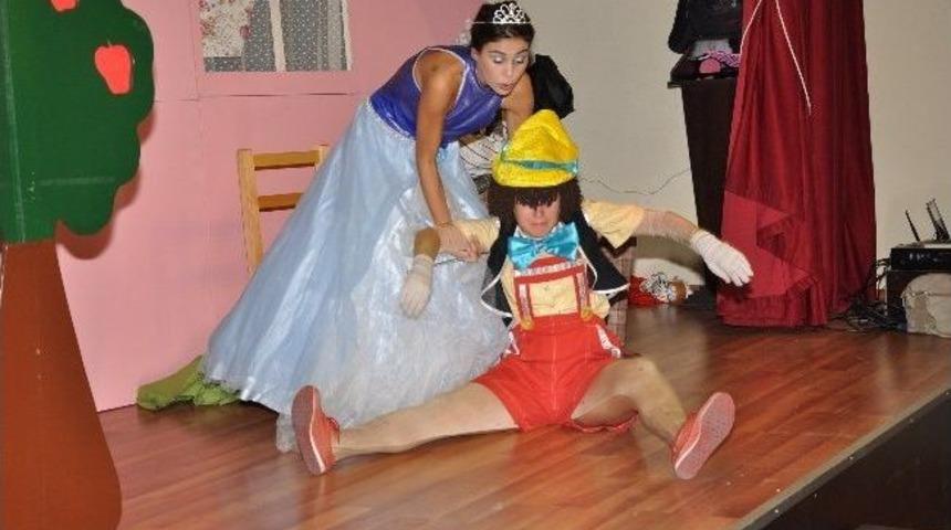 Kumbara G&ouml;rsel Sanatlar Tiyatrosu &Ccedil;ocukları Pinokyo İle Buluşturdu