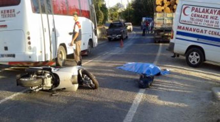 Virajı Alamayan Motosiklet S&uuml;r&uuml;c&uuml;s&uuml;, Kamyonun Altında Kalarak Can Verdi