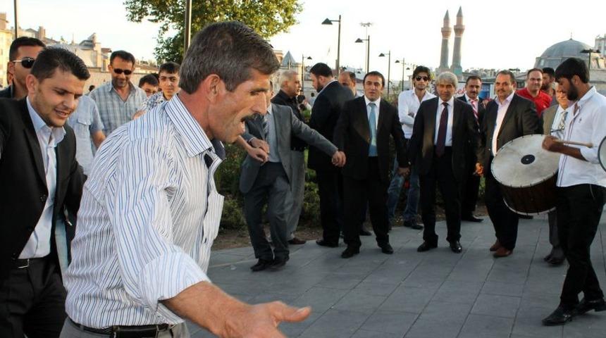 Sivas Demir &Ccedil;elik Iş&ccedil;ilerinden Halaylı Ge&ccedil;iş