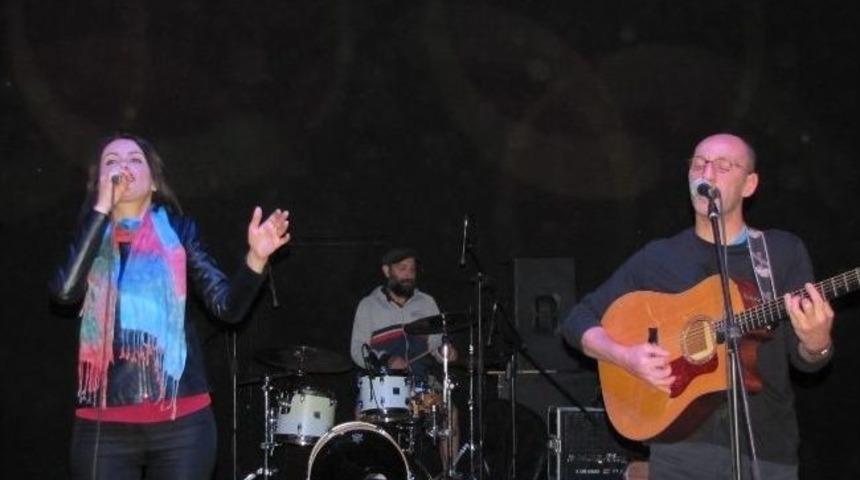 Ezgi&rsquo;nin G&uuml;nl&uuml;ğ&uuml; Hisarcık'ta Konser Verdi