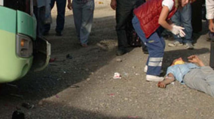 Motosiklet otob&uuml;s&uuml;n altında kaldı