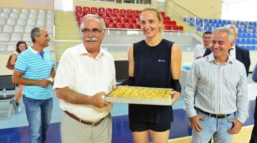 Başkan G&ouml;khan Belediyesporu Ziyaret Etti