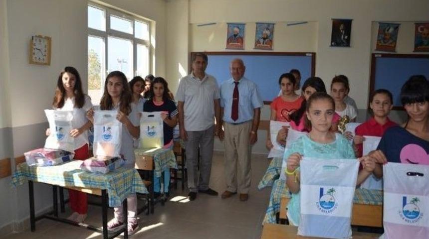 Başkanı &Ouml;z&rsquo;den &Ouml;ğrencilere Kırtasiye Yardımı