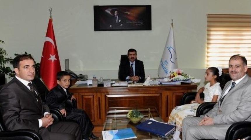 Vali Doğan &Ouml;ğrencileri Kabul Etti