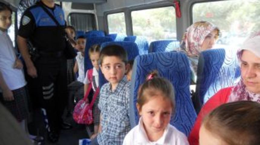 Polis, &Ouml;ğrencinin G&uuml;venliği I&ccedil;in &Ccedil;alışıyor
