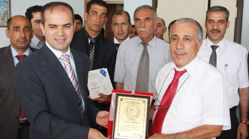 Ahlat Tapu M&uuml;d&uuml;rl&uuml;ğ&uuml;'ne Plaket Ve Teşekk&uuml;r Belgesi