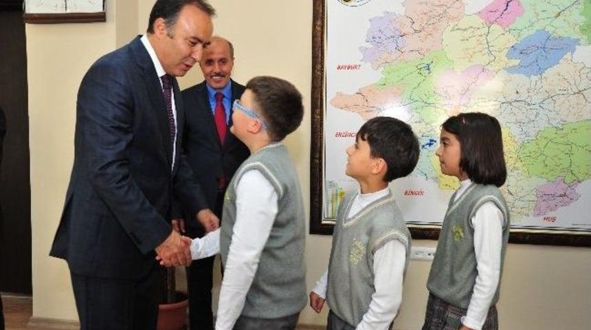 &Ouml;ğrencilerinden Protokol&uuml; İlk&ouml;ğretim Haftası Ziyareti