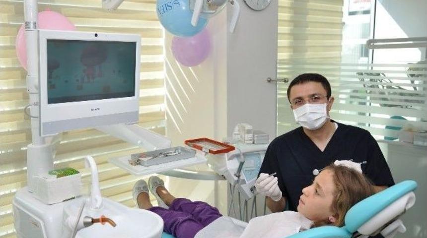 Şifa'da Film İzlerken Diş Hekimini Unutuyorlar