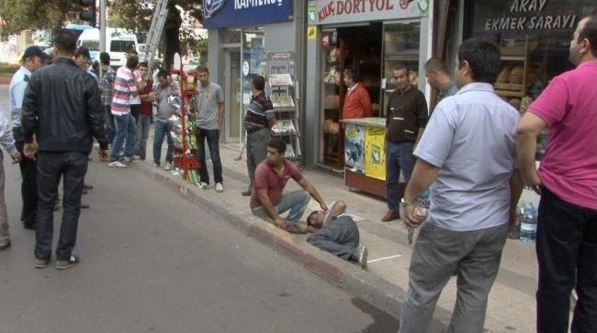 Camide Kaplama &Ccedil;alışması Yapan İş&ccedil;i Kaldırıma D&uuml;şt&uuml;