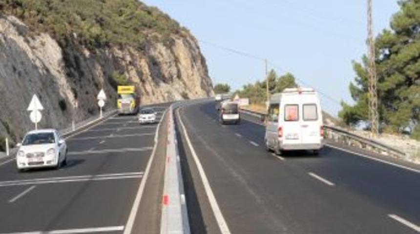 B&ouml;l&uuml;nm&uuml;ş Yoldaki Bariyerler, Acil M&uuml;dahaleleri Geciktiriyor