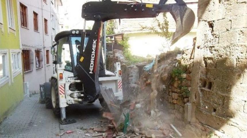 İzmit'te Boş Alanlarda İş Makineli Temizlik