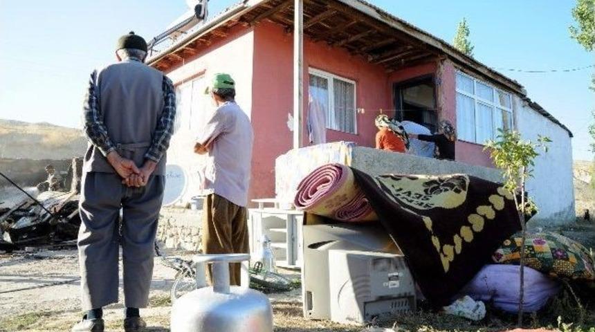 Yeni&ccedil;ubuk&rsquo;ta &Ccedil;ıkan Yangında Saman Balyaları Yandı