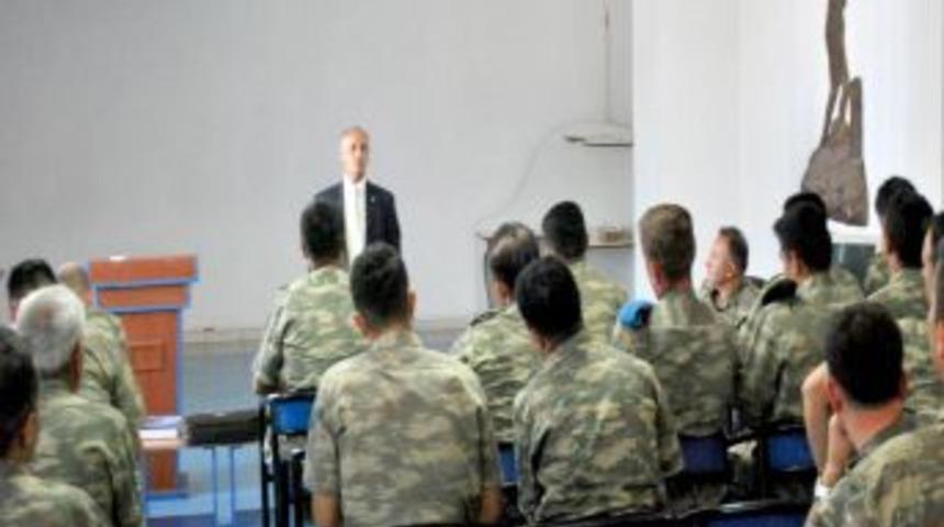 BE&Uuml;'de Askerlere Eğitim Semineri Verildi