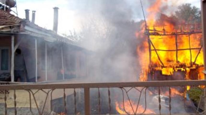 Elbiselerini Islatıp Yangını Söndürmeye Çalıştılar