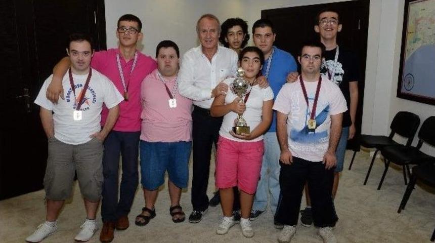 &Ouml;zel Sporculardan Başkan Evcilmen&rsquo;e Ziyaret