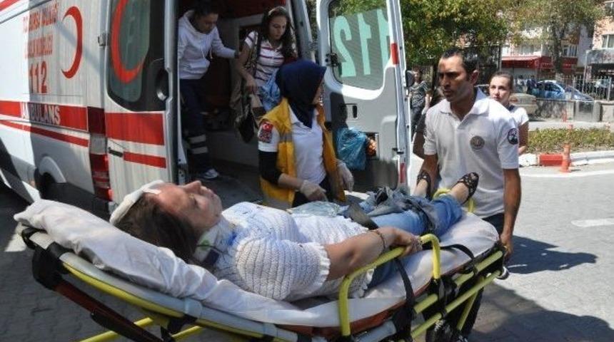 &Uuml;niversite Kaydı Yolunda Kaza: 4 Yaralı