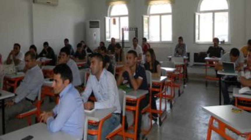 &Uuml;niversite Memurlarını Eğitiyor