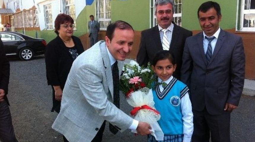 Okulların Dış Cephesi Erzurum Motifleri İle S&uuml;slendi