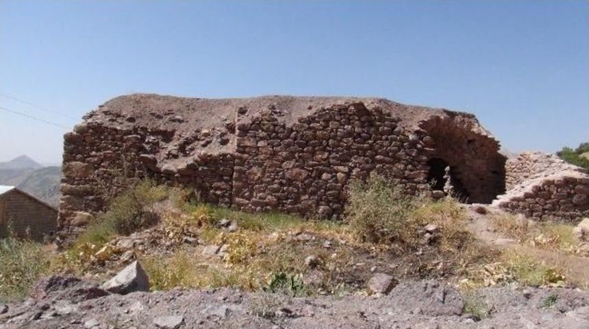 Kara Kilise Onarılmayı Bekliyor