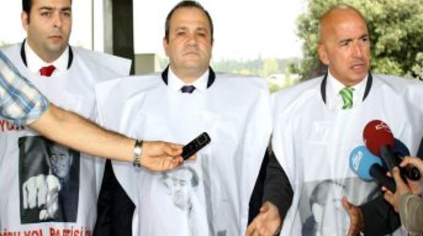 DYP'lilerden Menderes'e Kefenli Anma