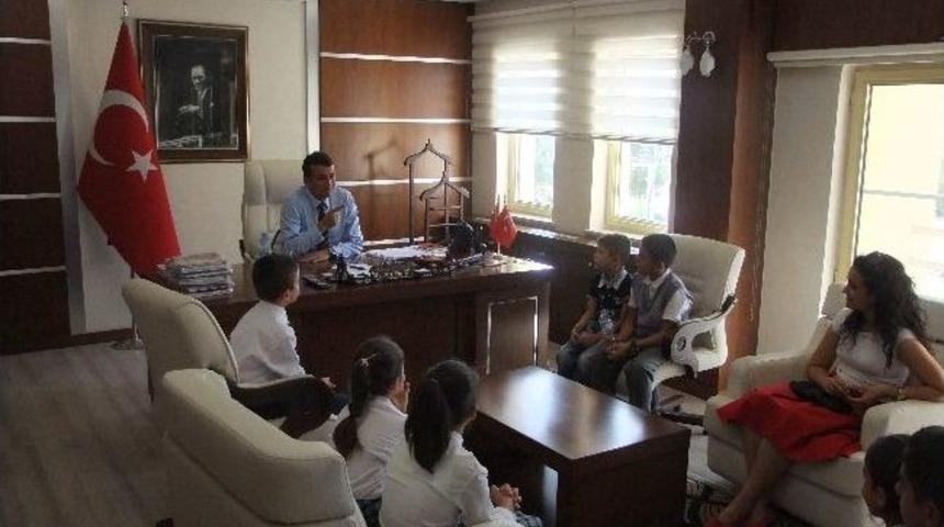 &Ouml;ğrencilerden Halfeti Kaymakamına Ziyaret