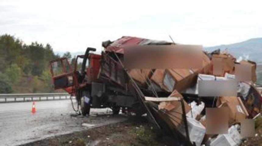 Kamyon Şarampole U&ccedil;tu, Beyaz Eşyalar Etrafa Savruldu