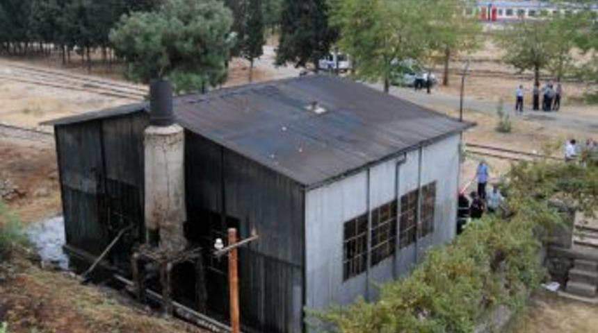 Demiryolunda &Ccedil;ıkan Yangın Yakıt Tanklarına Sı&ccedil;ramadan S&ouml;nd&uuml;r&uuml;ld&uuml;