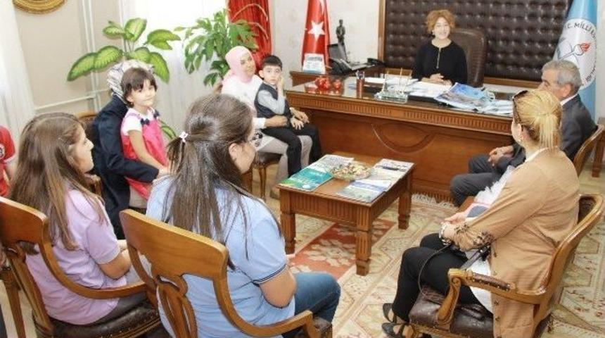 Aksaray'da &Ouml;ğrenciler, İl Milli Eğitim M&uuml;d&uuml;r&uuml;n&uuml; Ziyaret Etti