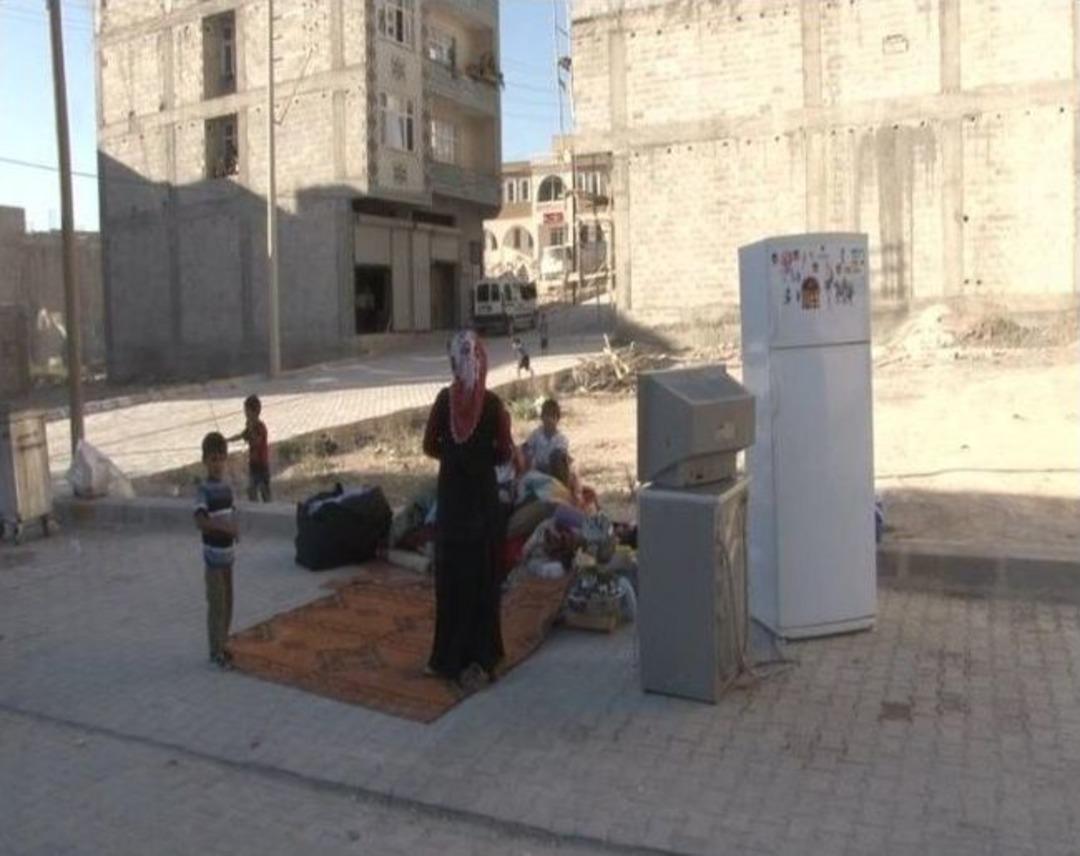 4 kişilik aile sokakta kaldı