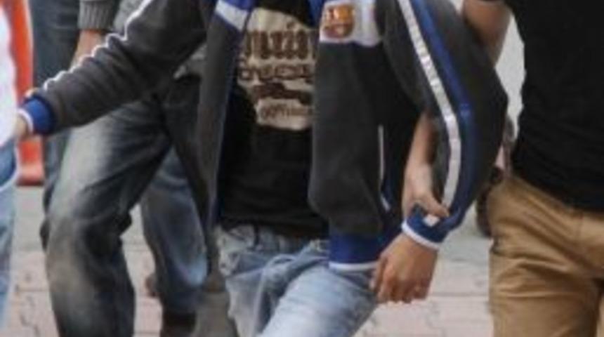 Silahlı Gen&ccedil;, Polisten Ka&ccedil;amadı