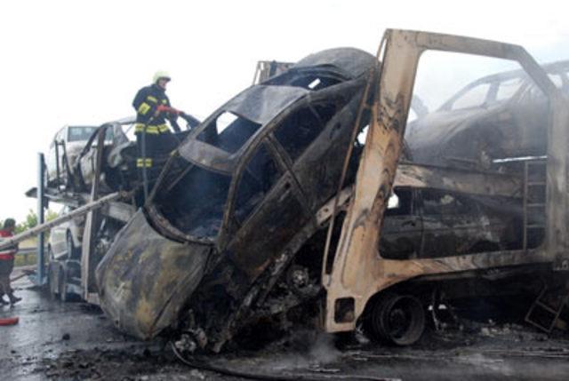 1 TIR 5 Mercedes kül oldu! 1