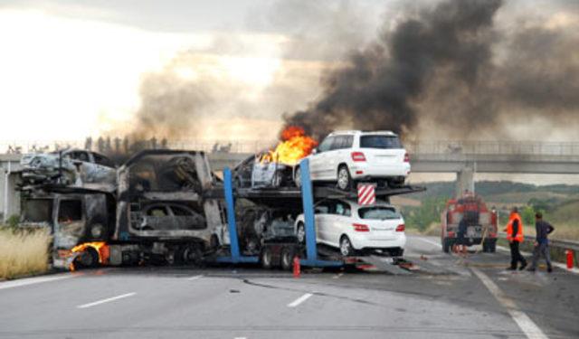 1 TIR 5 Mercedes kül oldu! 2