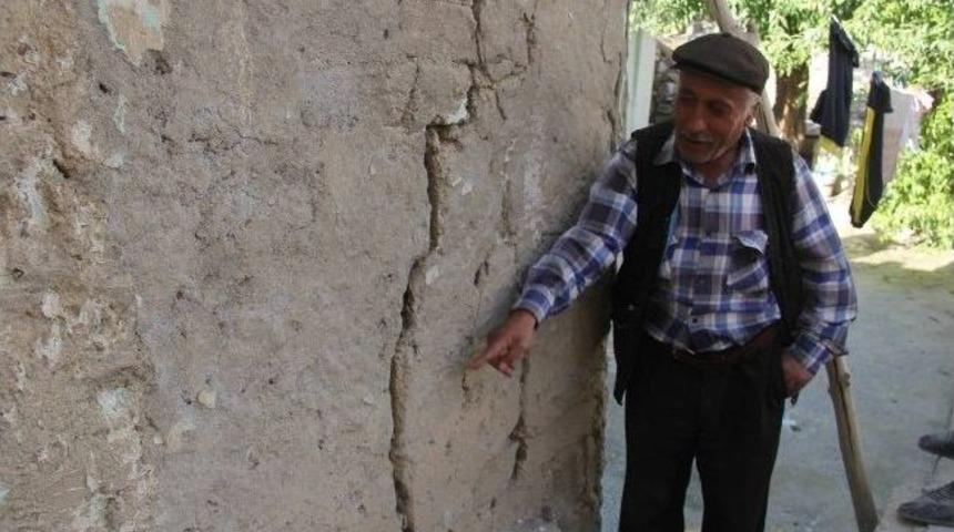 Hakkari&rsquo;de 15 n&uuml;fuslu aile yıkık evde yaşıyor