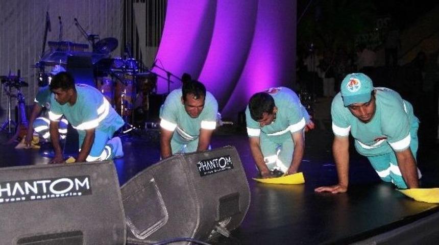 Temizlik İş&ccedil;ileri Sahnenin Tozunu Aldı