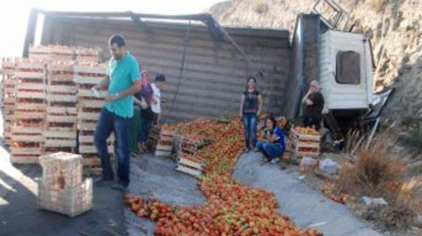 Domates Y&uuml;kl&uuml; Kamyon Devrildi: 1 Yaralı