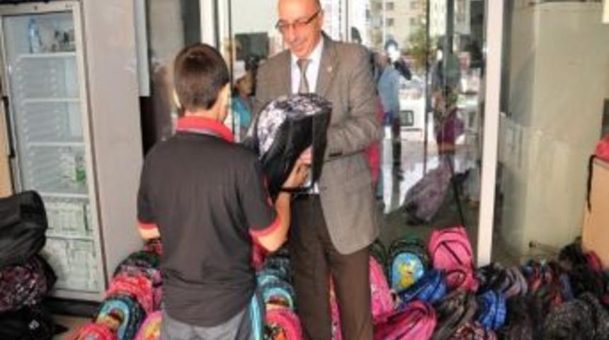 Afyonkarahisar Belediyesi'nden 500 &Ouml;ğrenciye Kırtasiye Yardımı