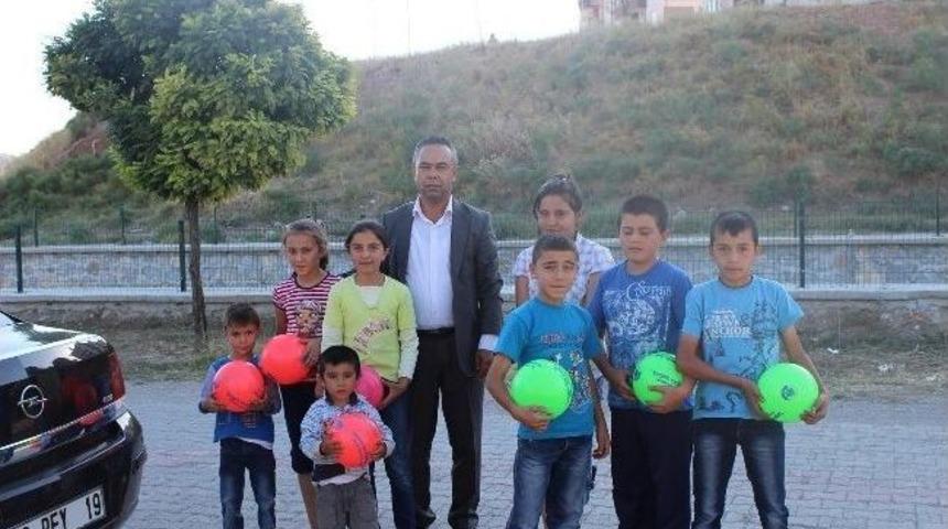 &Ccedil;orum Anadolu Birliği Sungurlu'da &Ccedil;ocuklara Top Dağıttı