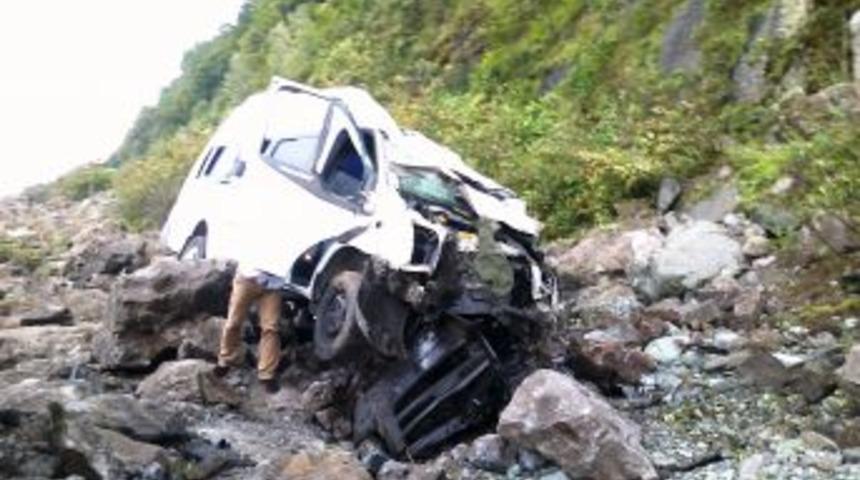 Yama&ccedil;tan Kopan Kayalar Minib&uuml;se &Ccedil;arptı: 12 Yaralı