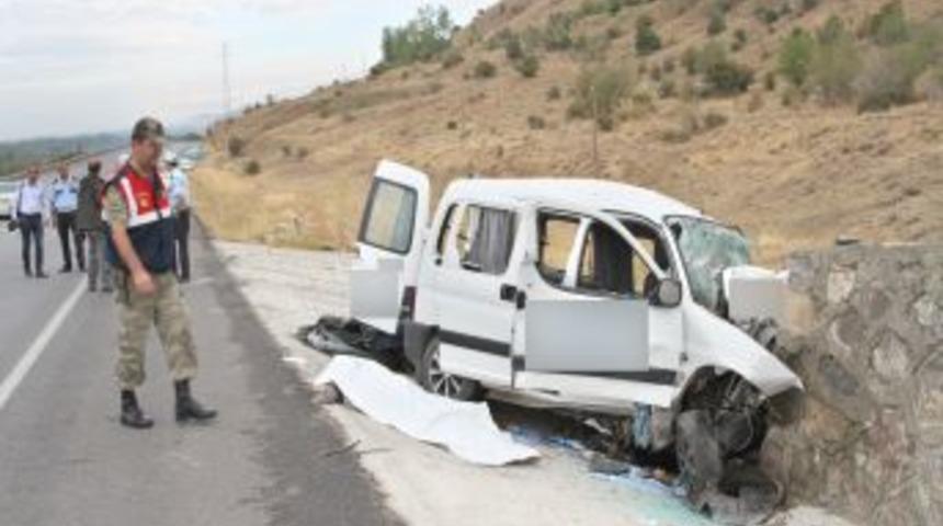 Erzincan&rsquo;da feci kaza: 2 &ouml;l&uuml;