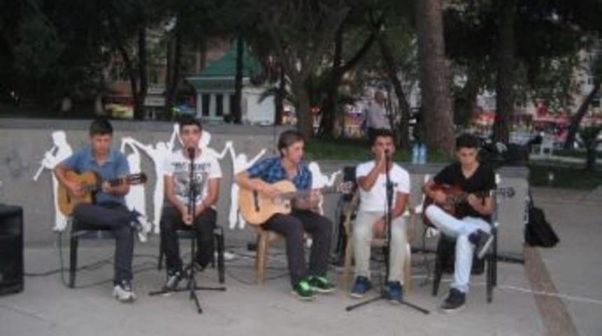 Parkta Gitar Resitali