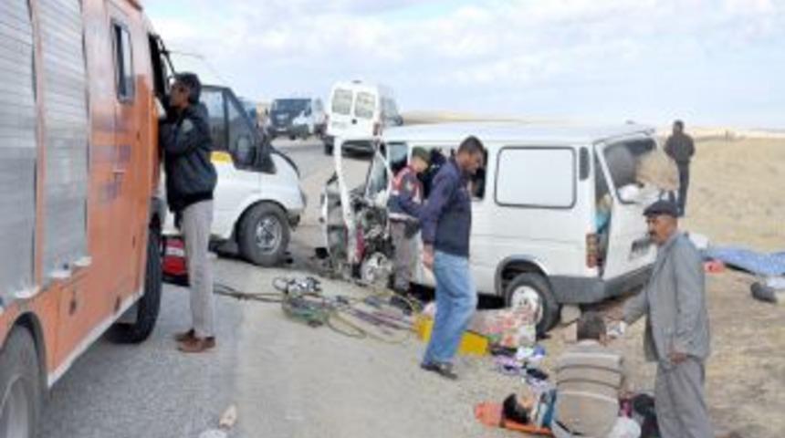 Kırşehir'de Trafik Kazası: 14 Kişi Yaralandı